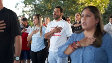 Latinos en una ceremonia de ciudadanía realizada en McAllen, Texas, el 10 de octubre de 2022.