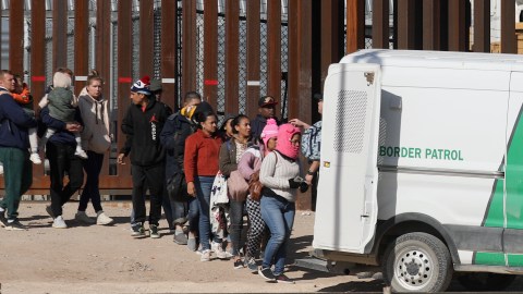 Solo 46% de los migrantes que han cruzado la frontera sur de EE.UU han podido solicitar asilo