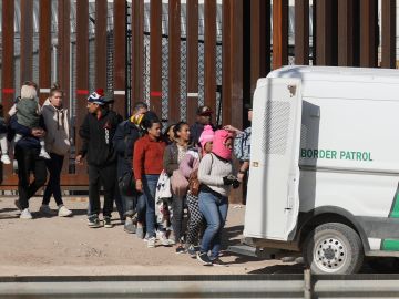 Solo 46% de los migrantes que han cruzado la frontera sur de EE.UU han podido solicitar asilo