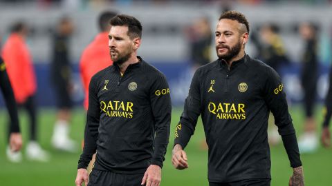 Lionel Messi (i) y Neymar Jr. (d) en un entrenamiento con el PSG.