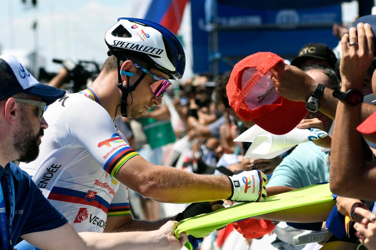 Peter Sagan atiende a sus fanáticos en la Vuelta a San Juan, en Argentina.