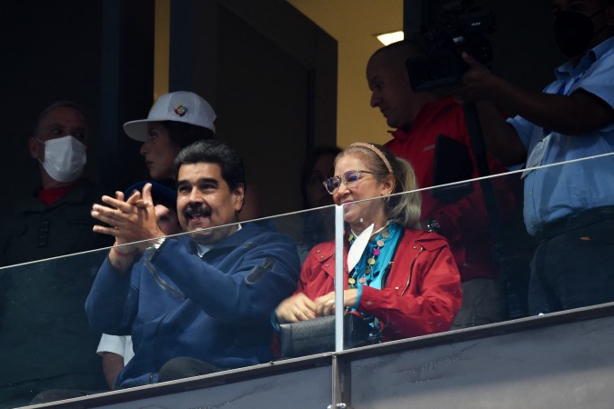 Nicolás Maduro y la primera dama Cilia Flores durante un partido de la Serie del Caribe 2023 en Venezuela. Foto: MIGUEL ZAMBRANO/AFP via Getty Images.