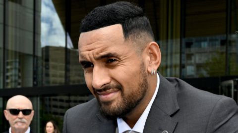 Nick Kyrgios saliendo de los juzgados en 2023.