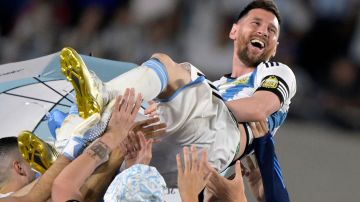 Lionel Messi celebra la Copa del Mundo con sus compañeros.