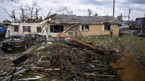 Un muerto y más de 20 heridos tras el paso de un tornado por Mississippi