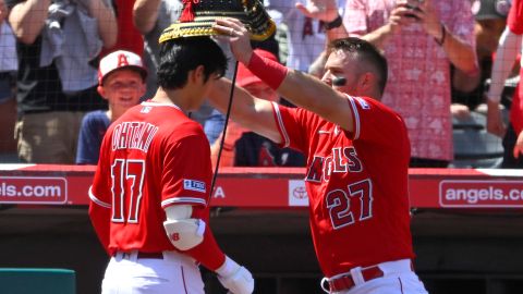 Mike Trout y Shohei Ohtani celebrando con los Angels.