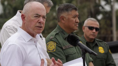 El secretario de DHS, Alejandro Mayorkas (i), con el jefe de la Patrulla Fronteriza que se jubila, Raúl Ortiz (c), el 5 de mayo en Brownsville, Texas.