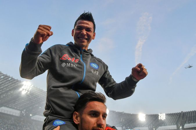 Lozano en medio de la celebración de la Serie A con el Napoli. TIZIANA FABI- Getty Images.