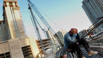 Trabajadores del campo y la construcción en Miami exigen una ley que los proteja del calor