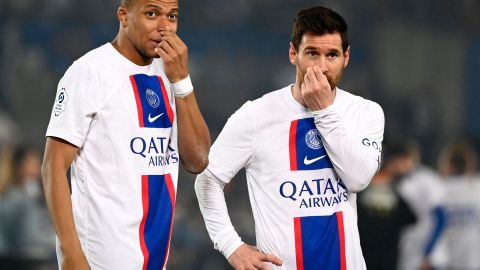 Kylian Mbappé durante un partido del PSG junto a Lionel Messi.