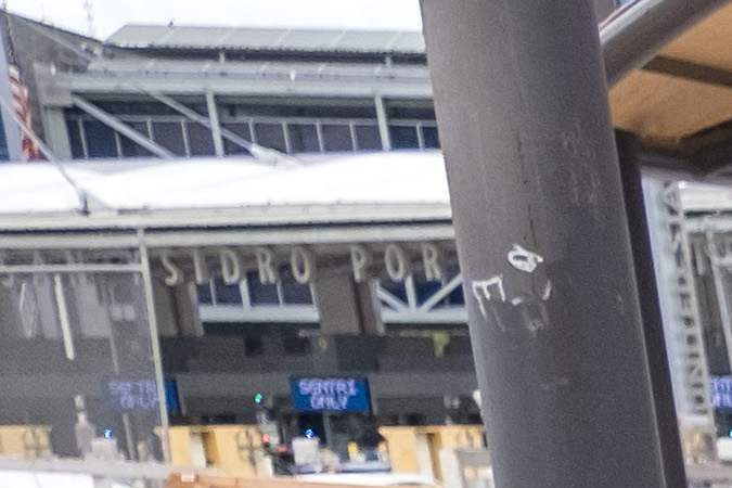 Cientos de solicitantes de asilo esperan a que los agentes de CBP les permitan ingresar al país en el puerto de cruce de San Ysidro.