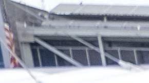 Cientos de solicitantes de asilo esperan a que los agentes de CBP les permitan ingresar al país en el puerto de cruce de San Ysidro.