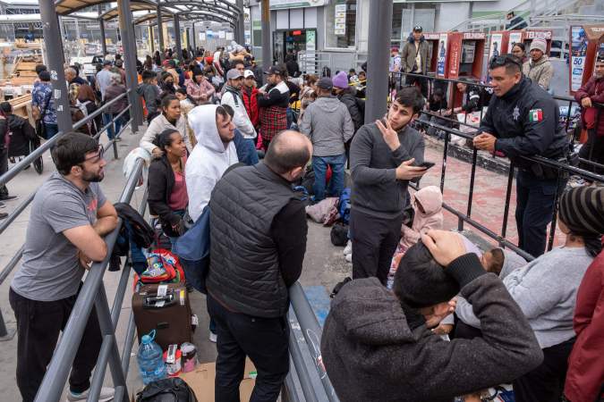 Cientos de solicitantes de asilo esperan a que los agentes de CBP les permitan ingresar al país en el puerto de cruce de San Ysidro.