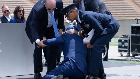 Biden se tropieza y cae al suelo durante una ceremonia en una academia militar