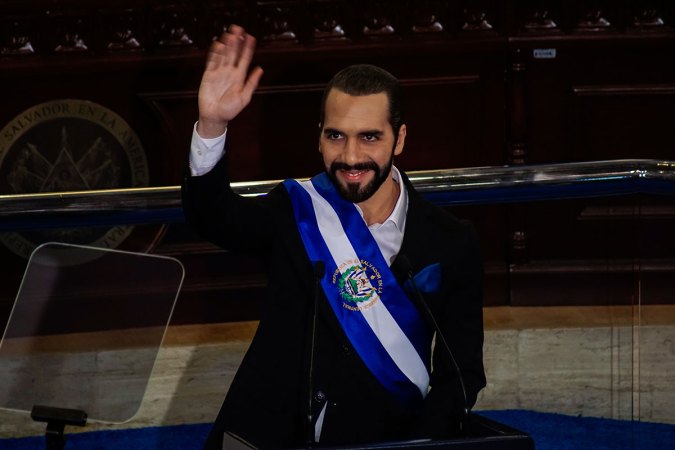 Nayib Bukele se inscribe a la precandidatura para reelegirse como presidente de El Salvador