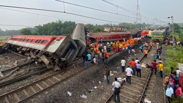 Rescatistas en el lugar del accidente de un choque de tres trenes cerca de Balasore, India.