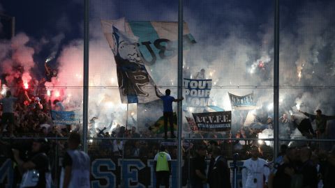 Fans durante partido del Olympique de Marsella y el Ajaccio.