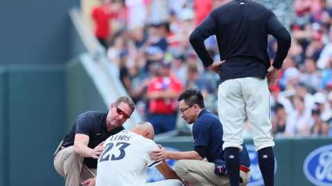 Royce Lewis, jugador de Minnesota Twins tras su caída en primera base.