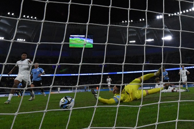 Jugada del autogol que daba el 0-2 a Uruguay. LUIS ROBAYO/AFP via Getty Images).