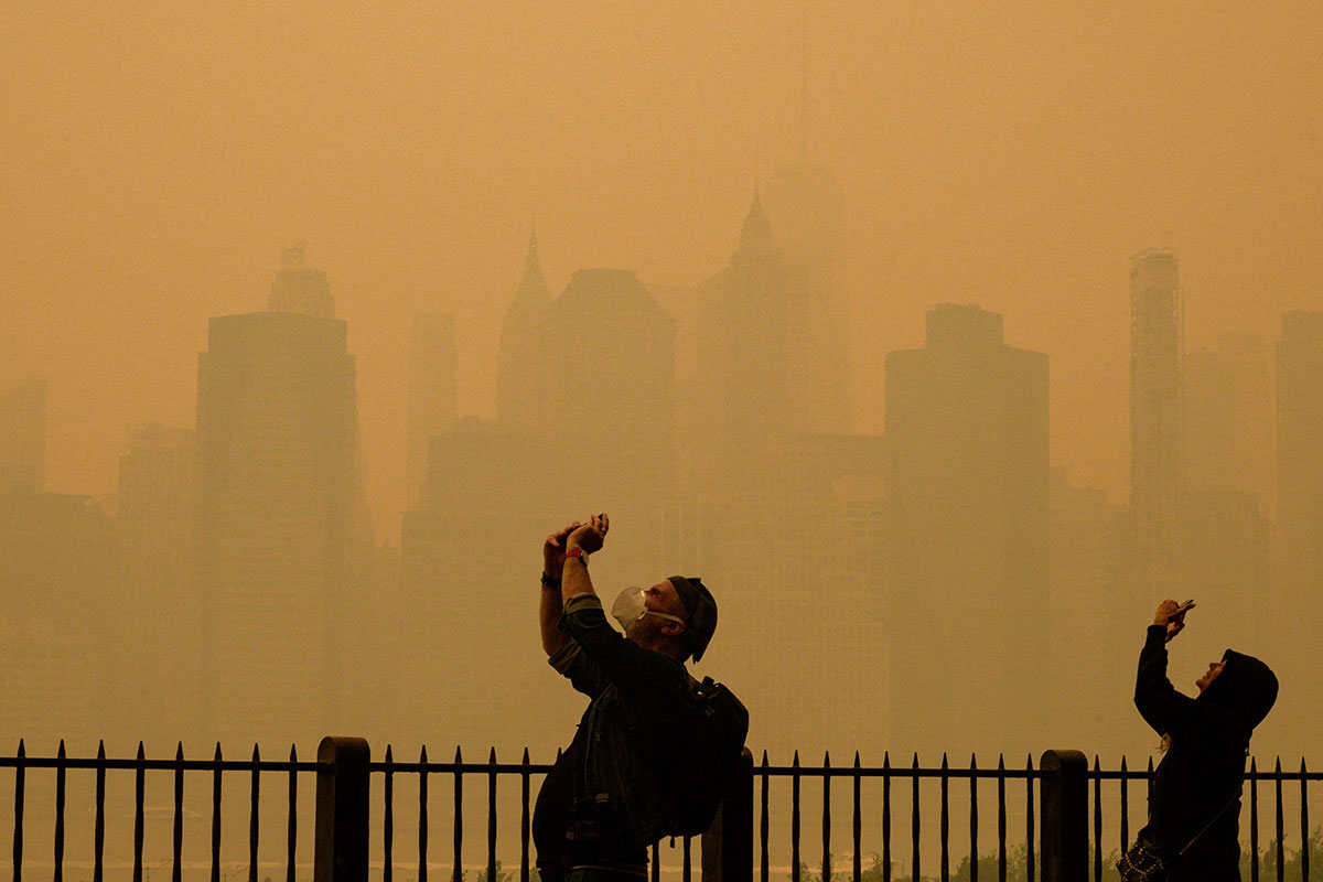 Habitantes en Nueva York graban con sus celulares el "panorama apocalíptico" provocado por los incendios en Canadá.