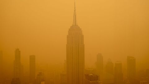 Humo por incendios forestales en Canadá continúa su expansión por el noreste de EE.UU.