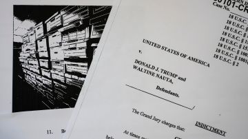 La foto muestra páginas de la acusación federal contra el expresidente Donald Trump, el 9 de junio de 2023 en Washington, DC.