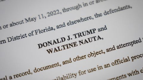 El expresidente Donald Trump y su asistente personal Waltine Nauta enfrentan acusaciones federales.