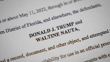 El expresidente Donald Trump y su asistente personal Waltine Nauta enfrentan acusaciones federales.