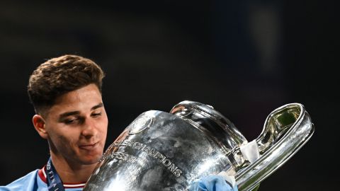 Julián Álvarez ya sumó múltiples títulos a los 23 años de edad.