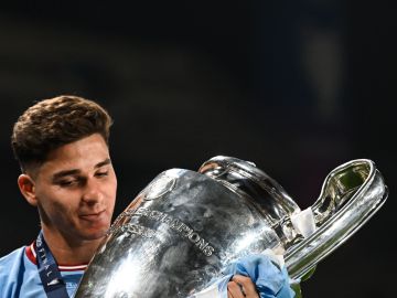 Julián Álvarez ya sumó múltiples títulos a los 23 años de edad.