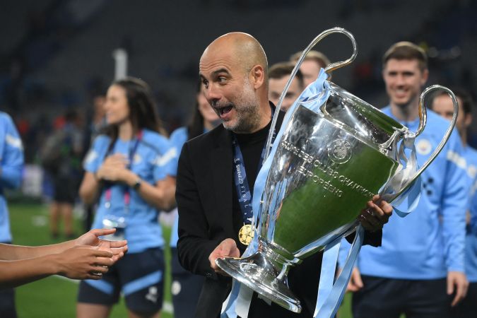 Pep Guardiola con la Champions League obtenida en Estambul, Turquía. Foto: FRANCK FIFE/AFP via Getty Images.
