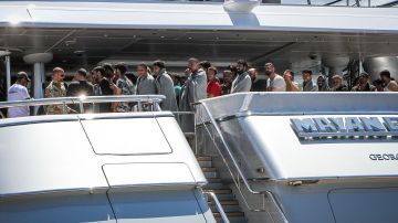 Sobrevivientes llegan al puerto de Kalamata, luego de que un bote que transportaba a decenas de migrantes se hundiera en aguas internacionales en el mar Jónico.