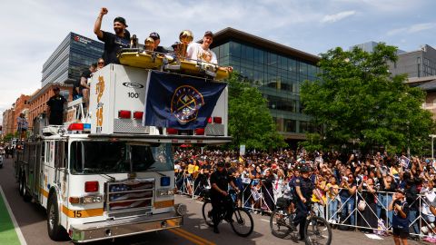 Dos heridos en un tiroteo cerca del desfile de campeonato de Denver Nuggets