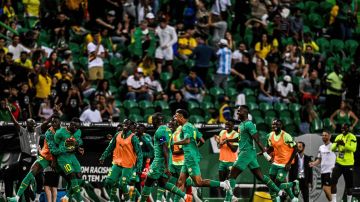 Jugadores de la selección de Senegal celebrando gol ante Brasil.