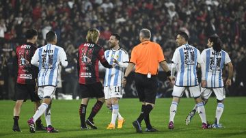 Messi celebra uno de sus goles en el partido homenaje a Maxi Rodríguez.