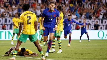 Brandon Vazquez celebra el gol del empate de Estados Unidos ante Jamaica.