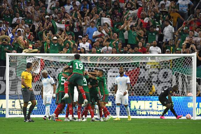Jugadores de la selección de México celebrando un gol ante Honduras en la Copa Oro.
