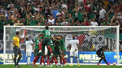 Jugadores de la selección de México celebrando un gol ante Honduras en la Copa Oro.