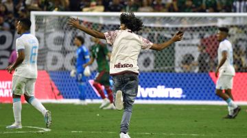 Fanático mexicano intenta ingresar al terreno de juego en la Copa Oro.