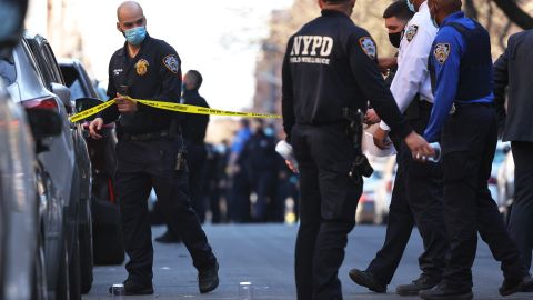 Policía de Nueva York acusado de homicidio por disparar a conductor que se negó a salir de su vehículo