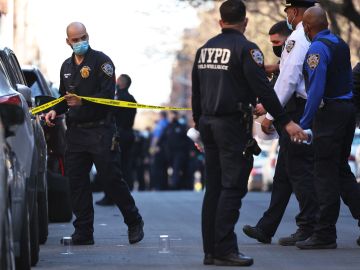 Policía de Nueva York acusado de homicidio por disparar a conductor que se negó a salir de su vehículo