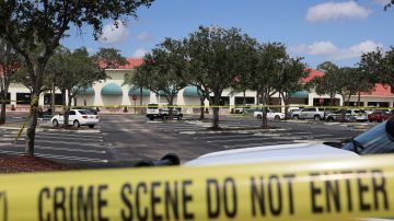 Mujer en Florida dejó a dos niños en un automóvil que se incendió para entrar a robar una tienda