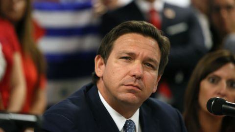 El gobernador Ron DeSantis tiene una cruzada contra inmigrantes indocumentados.