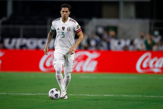 Carlos Salcedo con la selección en la Copa Oro 2021. Foto: Tom Pennington/Getty Images.