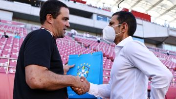 André Jardine y Jaime Lozano saludándose antes de la semifinal de Tokio 2020.