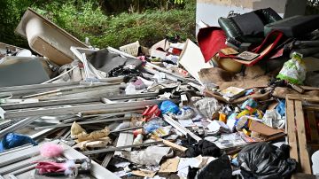 Houston acuerda limpiar basureros ilegales que afectan a barrios latinos y afroamericanos