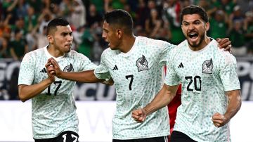 México celebra el primer gol del juego contra Haití.