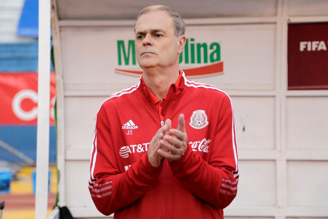 Jorge Theiler, asistente de Gerardo 'Tata' Martino, durante un partido de México. Foto: Jorge Cabrera/Getty Images.
