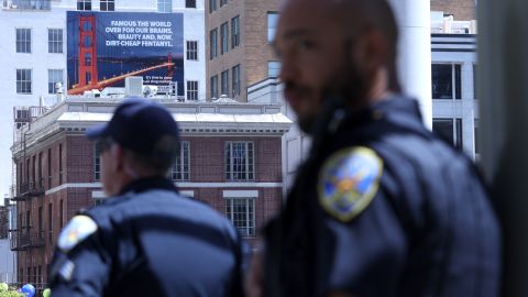 Un controversial cartel advierte que la ciudad de San Francisco ahora es famosa por el uso desenfrenado de fentanilo