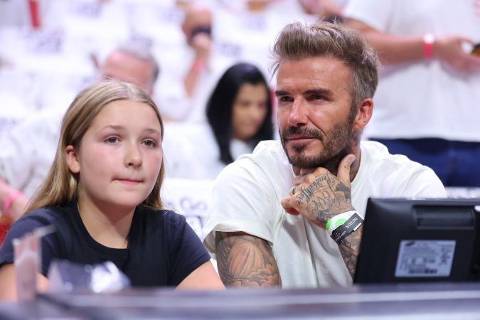 David Beckham y su hija Harper en un partido de Miami Heat en 2022. Foto: Michael Reaves/Getty Images.